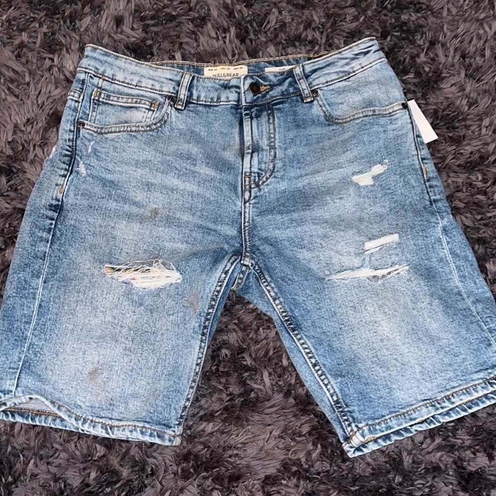 Pull & Bear Slim fit denim Bermuda shorts with rip details, a five-pocket.